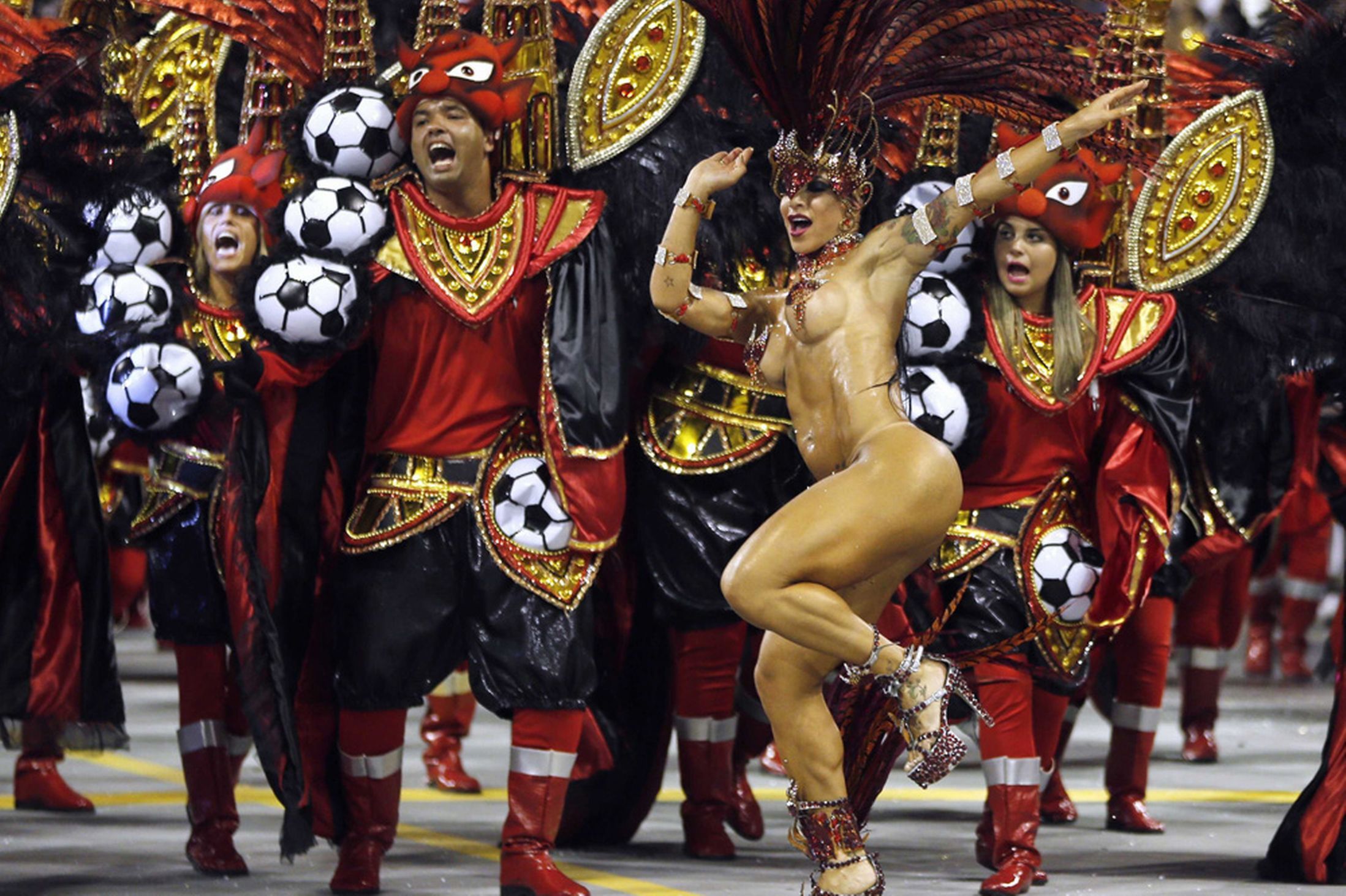 brazil-carnival-parade-sambadrome-31981301-1